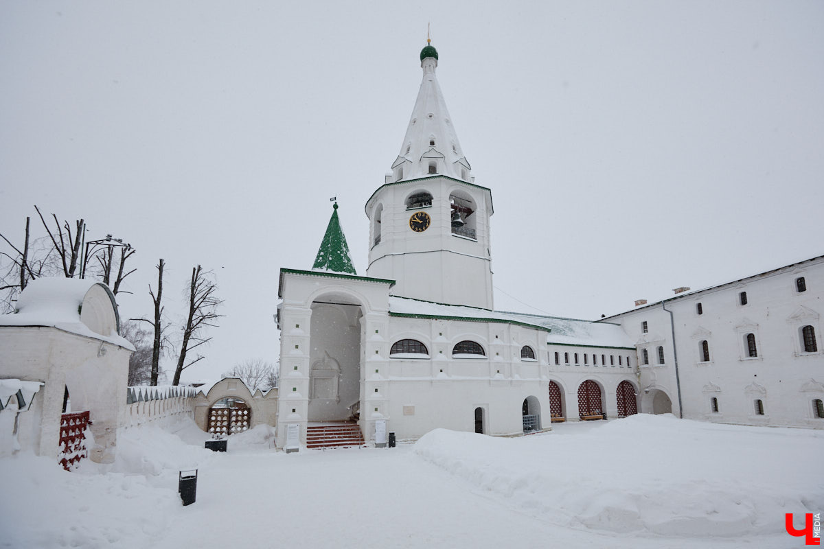 Вы обращали внимание на необычные часы с буквенным циферблатом на башне Суздальского кремля? Куранты, чья история насчитывает уже много столетий, расположены сразу на входе в музейный комплекс. Колокольню с шахтой для приводных гирь построили в середине XVII века, тогда же, судя по всему, установили и хранителя времени. Недавно «Ключ-Медиа» удалось подняться наверх в компании старшего научного сотрудника ВСМЗ и рассмотреть все детали.