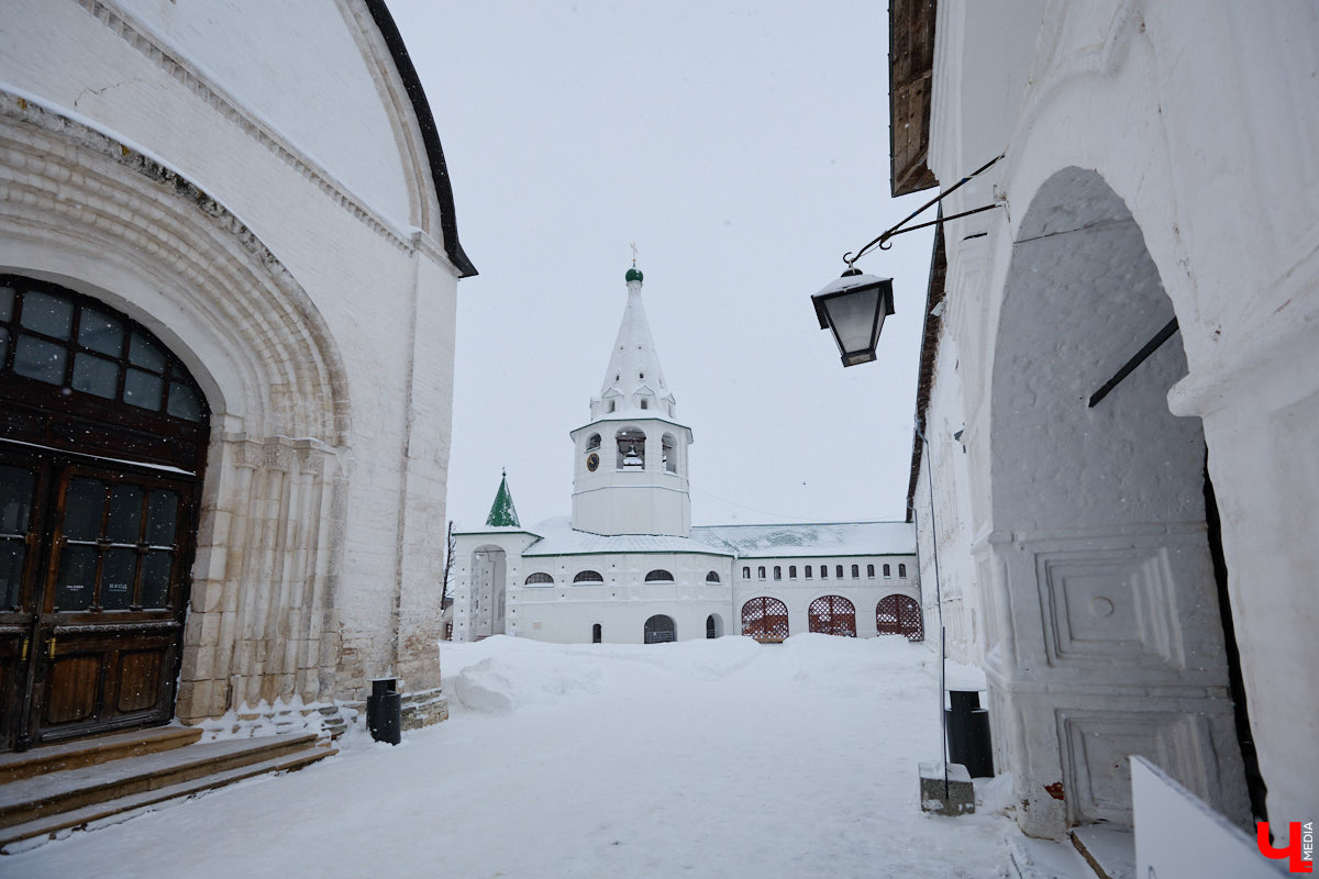 Вы обращали внимание на необычные часы с буквенным циферблатом на башне Суздальского кремля? Куранты, чья история насчитывает уже много столетий, расположены сразу на входе в музейный комплекс. Колокольню с шахтой для приводных гирь построили в середине XVII века, тогда же, судя по всему, установили и хранителя времени. Недавно «Ключ-Медиа» удалось подняться наверх в компании старшего научного сотрудника ВСМЗ и рассмотреть все детали.