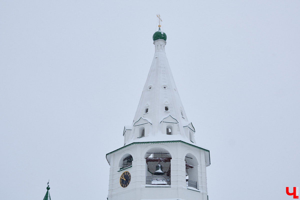 Вы обращали внимание на необычные часы с буквенным циферблатом на башне Суздальского кремля? Куранты, чья история насчитывает уже много столетий, расположены сразу на входе в музейный комплекс. Колокольню с шахтой для приводных гирь построили в середине XVII века, тогда же, судя по всему, установили и хранителя времени. Недавно «Ключ-Медиа» удалось подняться наверх в компании старшего научного сотрудника ВСМЗ и рассмотреть все детали.