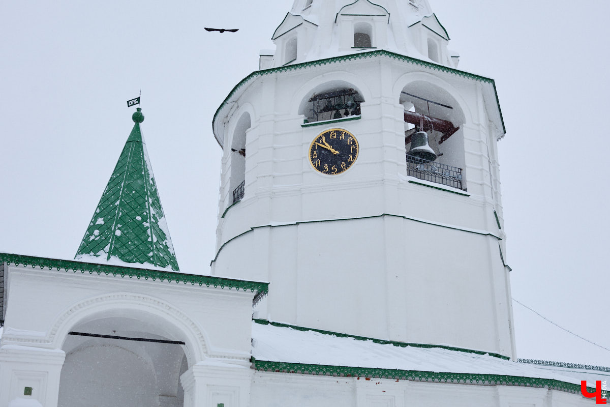 Вы обращали внимание на необычные часы с буквенным циферблатом на башне Суздальского кремля? Куранты, чья история насчитывает уже много столетий, расположены сразу на входе в музейный комплекс. Колокольню с шахтой для приводных гирь построили в середине XVII века, тогда же, судя по всему, установили и хранителя времени. Недавно «Ключ-Медиа» удалось подняться наверх в компании старшего научного сотрудника ВСМЗ и рассмотреть все детали.
