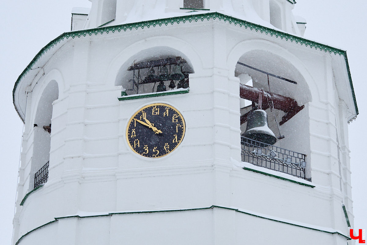 Вы обращали внимание на необычные часы с буквенным циферблатом на башне Суздальского кремля? Куранты, чья история насчитывает уже много столетий, расположены сразу на входе в музейный комплекс. Колокольню с шахтой для приводных гирь построили в середине XVII века, тогда же, судя по всему, установили и хранителя времени. Недавно «Ключ-Медиа» удалось подняться наверх в компании старшего научного сотрудника ВСМЗ и рассмотреть все детали.