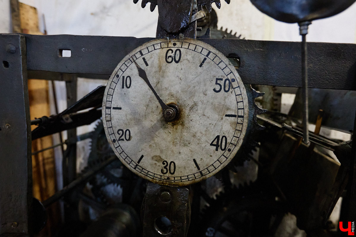 Вы обращали внимание на необычные часы с буквенным циферблатом на башне Суздальского кремля? Куранты, чья история насчитывает уже много столетий, расположены сразу на входе в музейный комплекс. Колокольню с шахтой для приводных гирь построили в середине XVII века, тогда же, судя по всему, установили и хранителя времени. Недавно «Ключ-Медиа» удалось подняться наверх в компании старшего научного сотрудника ВСМЗ и рассмотреть все детали.