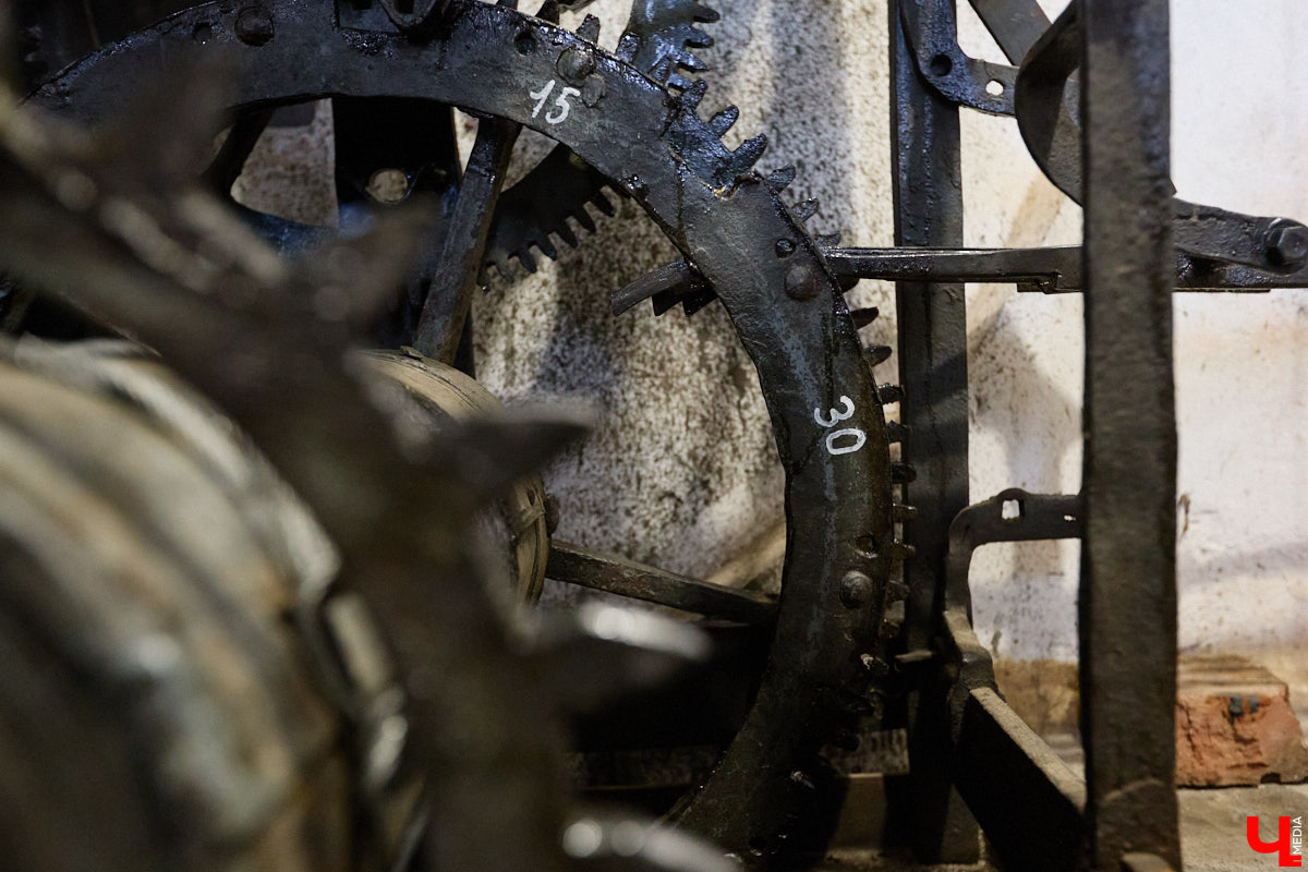 Вы обращали внимание на необычные часы с буквенным циферблатом на башне Суздальского кремля? Куранты, чья история насчитывает уже много столетий, расположены сразу на входе в музейный комплекс. Колокольню с шахтой для приводных гирь построили в середине XVII века, тогда же, судя по всему, установили и хранителя времени. Недавно «Ключ-Медиа» удалось подняться наверх в компании старшего научного сотрудника ВСМЗ и рассмотреть все детали.