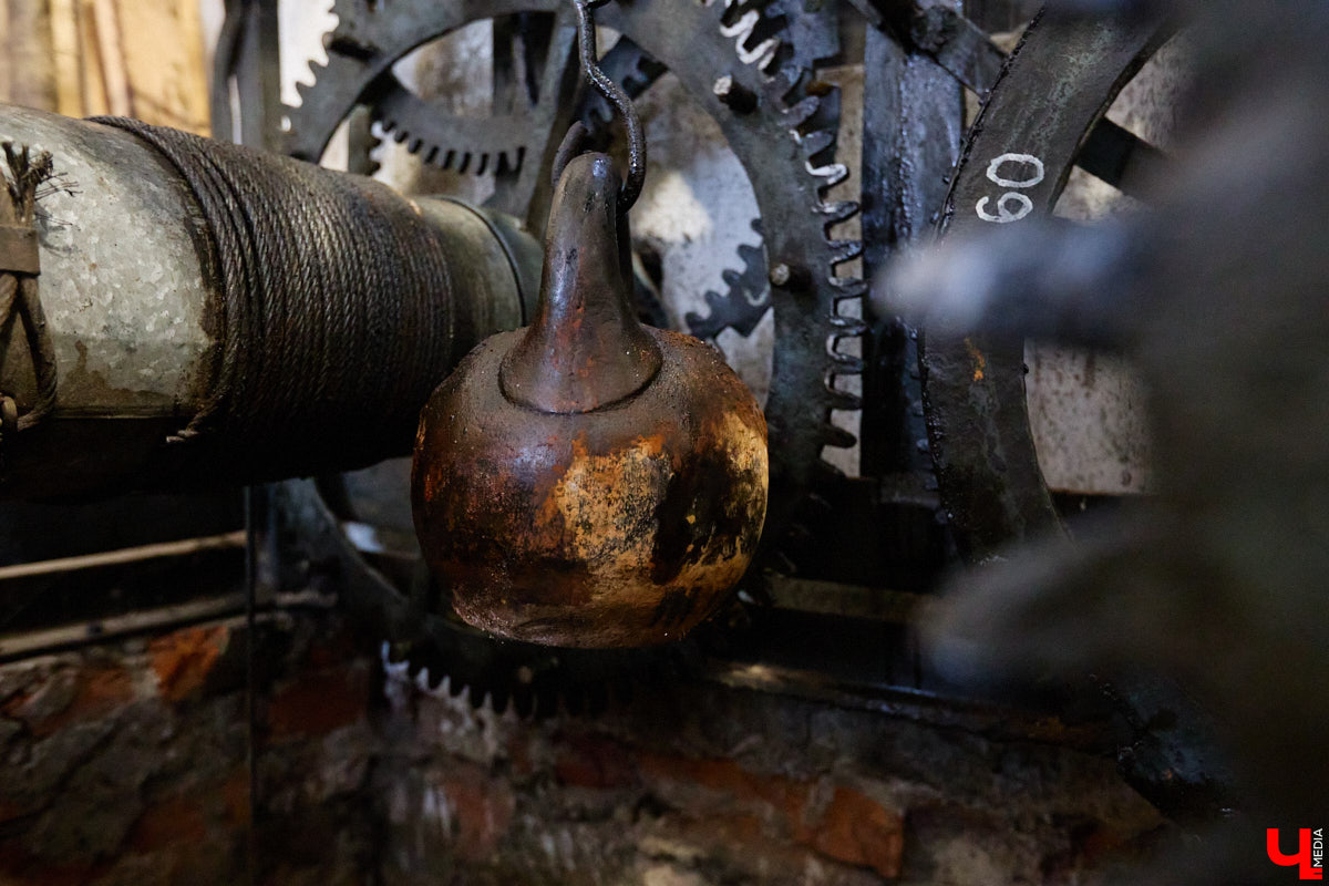 Вы обращали внимание на необычные часы с буквенным циферблатом на башне Суздальского кремля? Куранты, чья история насчитывает уже много столетий, расположены сразу на входе в музейный комплекс. Колокольню с шахтой для приводных гирь построили в середине XVII века, тогда же, судя по всему, установили и хранителя времени. Недавно «Ключ-Медиа» удалось подняться наверх в компании старшего научного сотрудника ВСМЗ и рассмотреть все детали.