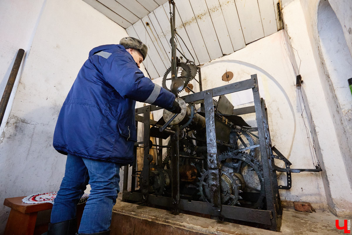 Вы обращали внимание на необычные часы с буквенным циферблатом на башне Суздальского кремля? Куранты, чья история насчитывает уже много столетий, расположены сразу на входе в музейный комплекс. Колокольню с шахтой для приводных гирь построили в середине XVII века, тогда же, судя по всему, установили и хранителя времени. Недавно «Ключ-Медиа» удалось подняться наверх в компании старшего научного сотрудника ВСМЗ и рассмотреть все детали.