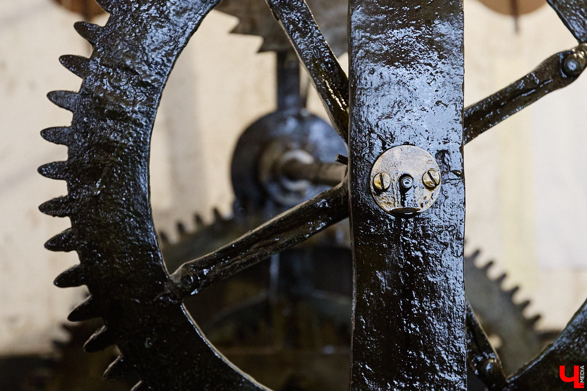 Вы обращали внимание на необычные часы с буквенным циферблатом на башне Суздальского кремля? Куранты, чья история насчитывает уже много столетий, расположены сразу на входе в музейный комплекс. Колокольню с шахтой для приводных гирь построили в середине XVII века, тогда же, судя по всему, установили и хранителя времени. Недавно «Ключ-Медиа» удалось подняться наверх в компании старшего научного сотрудника ВСМЗ и рассмотреть все детали.