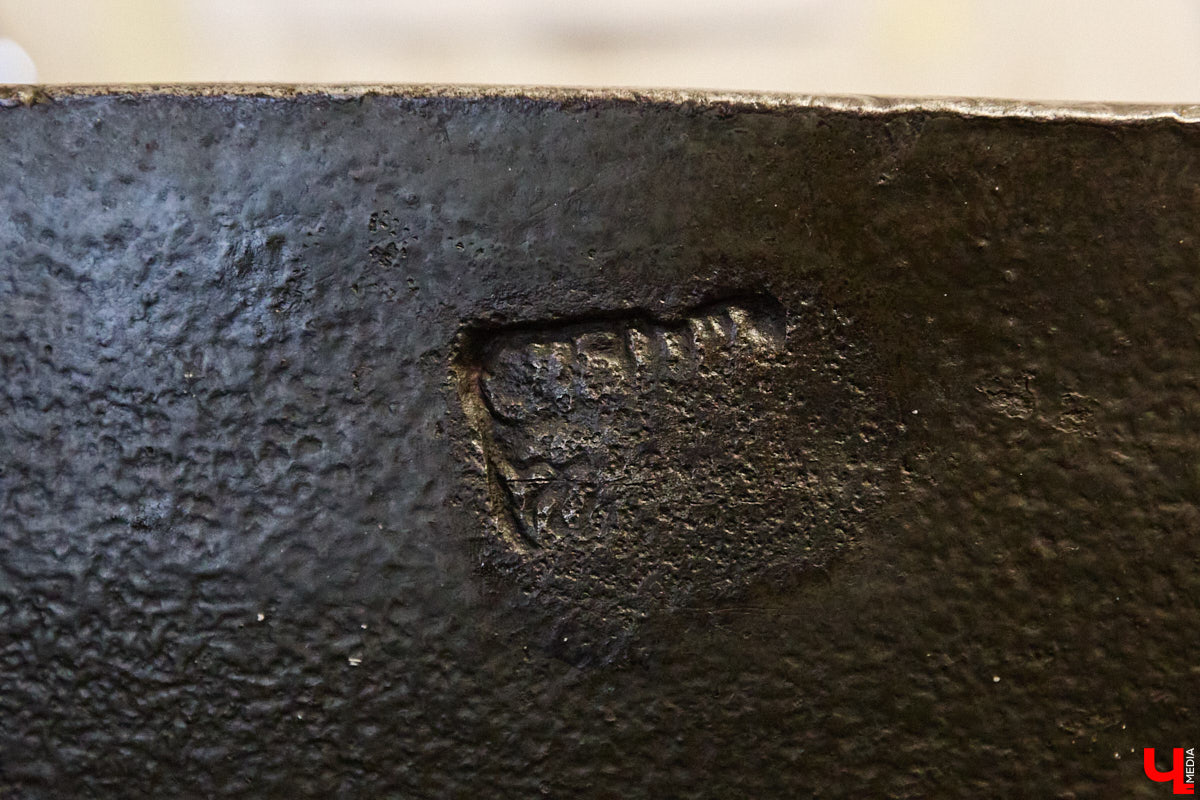 Вы обращали внимание на необычные часы с буквенным циферблатом на башне Суздальского кремля? Куранты, чья история насчитывает уже много столетий, расположены сразу на входе в музейный комплекс. Колокольню с шахтой для приводных гирь построили в середине XVII века, тогда же, судя по всему, установили и хранителя времени. Недавно «Ключ-Медиа» удалось подняться наверх в компании старшего научного сотрудника ВСМЗ и рассмотреть все детали.