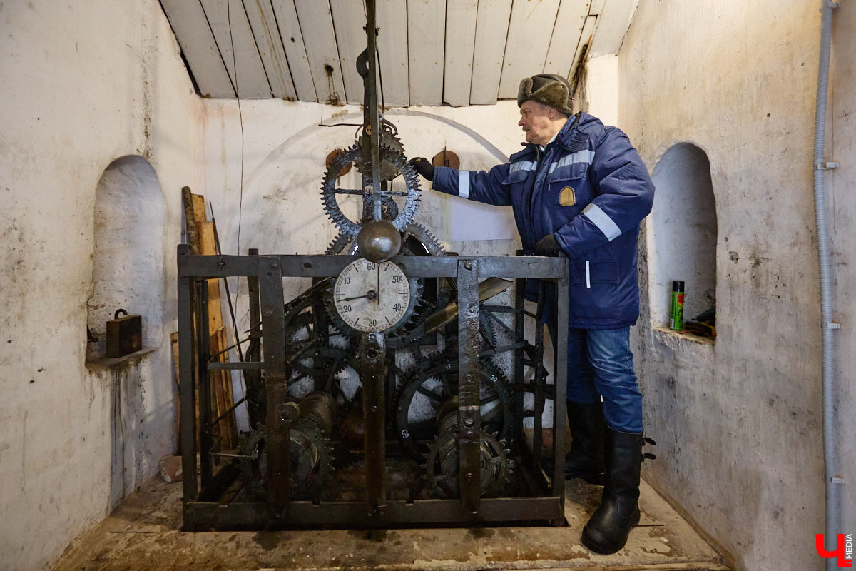 Вы обращали внимание на необычные часы с буквенным циферблатом на башне Суздальского кремля? Куранты, чья история насчитывает уже много столетий, расположены сразу на входе в музейный комплекс. Колокольню с шахтой для приводных гирь построили в середине XVII века, тогда же, судя по всему, установили и хранителя времени. Недавно «Ключ-Медиа» удалось подняться наверх в компании старшего научного сотрудника ВСМЗ и рассмотреть все детали.