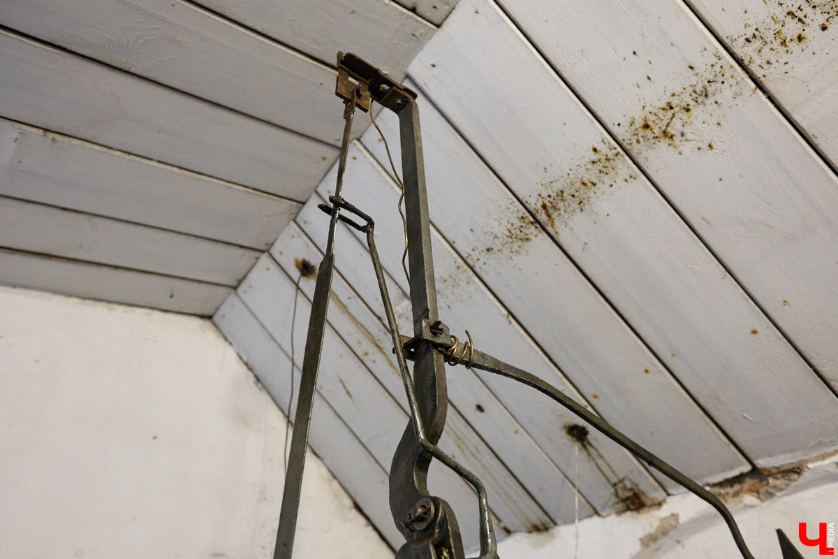 Вы обращали внимание на необычные часы с буквенным циферблатом на башне Суздальского кремля? Куранты, чья история насчитывает уже много столетий, расположены сразу на входе в музейный комплекс. Колокольню с шахтой для приводных гирь построили в середине XVII века, тогда же, судя по всему, установили и хранителя времени. Недавно «Ключ-Медиа» удалось подняться наверх в компании старшего научного сотрудника ВСМЗ и рассмотреть все детали.