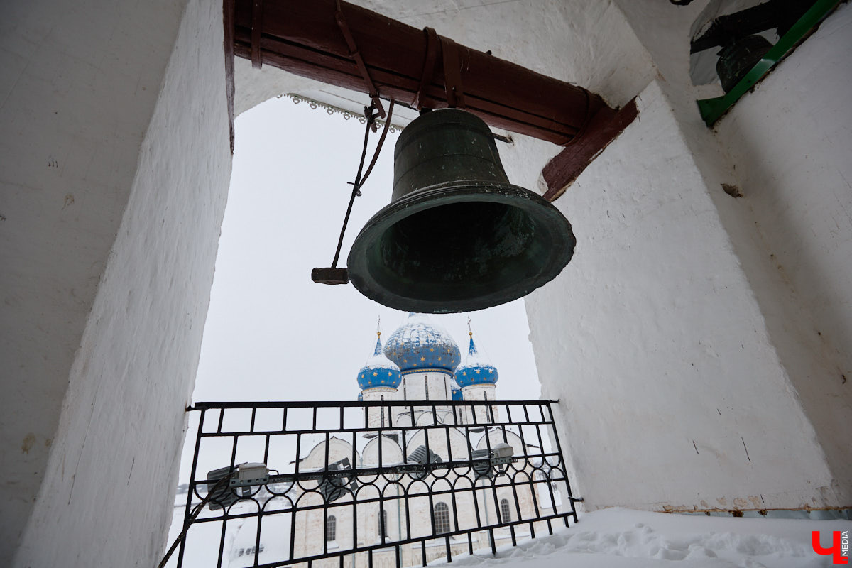 Вы обращали внимание на необычные часы с буквенным циферблатом на башне Суздальского кремля? Куранты, чья история насчитывает уже много столетий, расположены сразу на входе в музейный комплекс. Колокольню с шахтой для приводных гирь построили в середине XVII века, тогда же, судя по всему, установили и хранителя времени. Недавно «Ключ-Медиа» удалось подняться наверх в компании старшего научного сотрудника ВСМЗ и рассмотреть все детали.