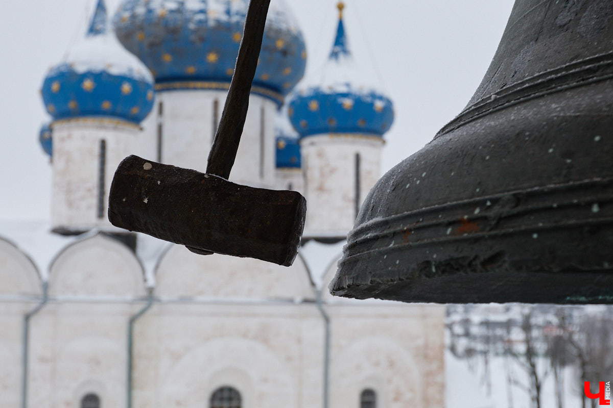 Вы обращали внимание на необычные часы с буквенным циферблатом на башне Суздальского кремля? Куранты, чья история насчитывает уже много столетий, расположены сразу на входе в музейный комплекс. Колокольню с шахтой для приводных гирь построили в середине XVII века, тогда же, судя по всему, установили и хранителя времени. Недавно «Ключ-Медиа» удалось подняться наверх в компании старшего научного сотрудника ВСМЗ и рассмотреть все детали.