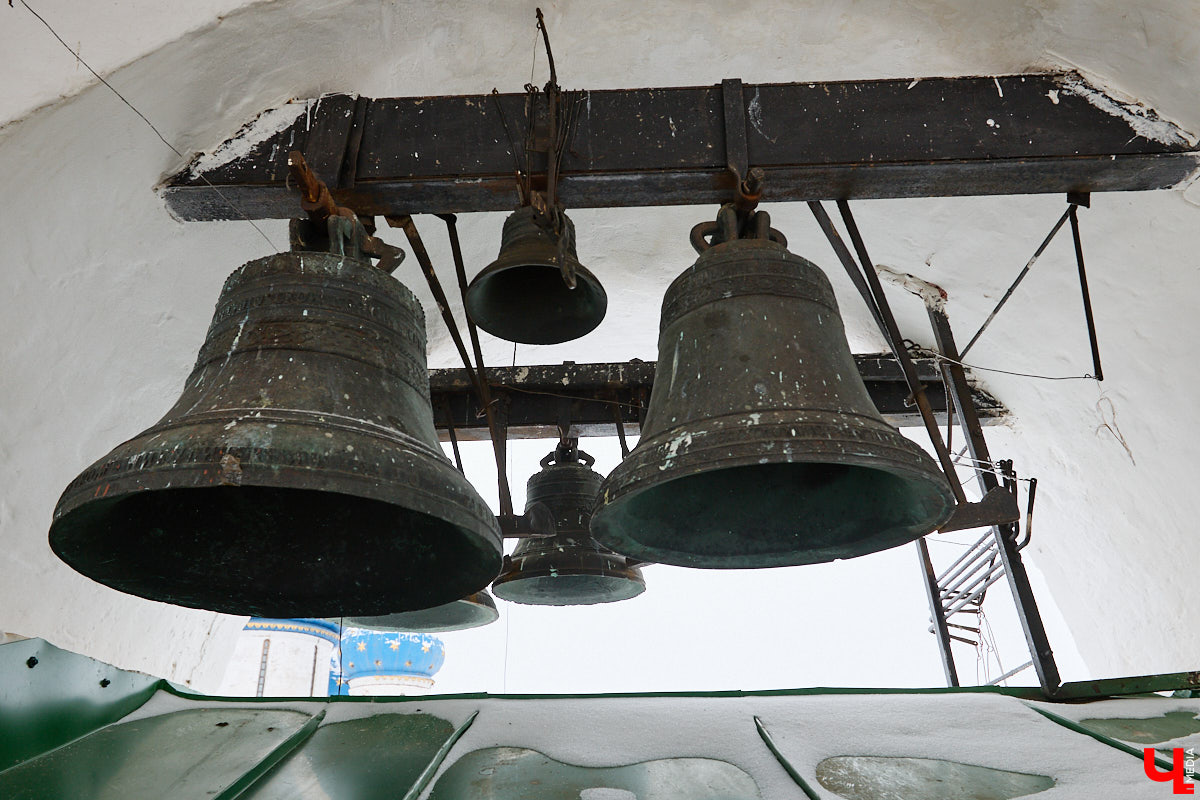 Вы обращали внимание на необычные часы с буквенным циферблатом на башне Суздальского кремля? Куранты, чья история насчитывает уже много столетий, расположены сразу на входе в музейный комплекс. Колокольню с шахтой для приводных гирь построили в середине XVII века, тогда же, судя по всему, установили и хранителя времени. Недавно «Ключ-Медиа» удалось подняться наверх в компании старшего научного сотрудника ВСМЗ и рассмотреть все детали.