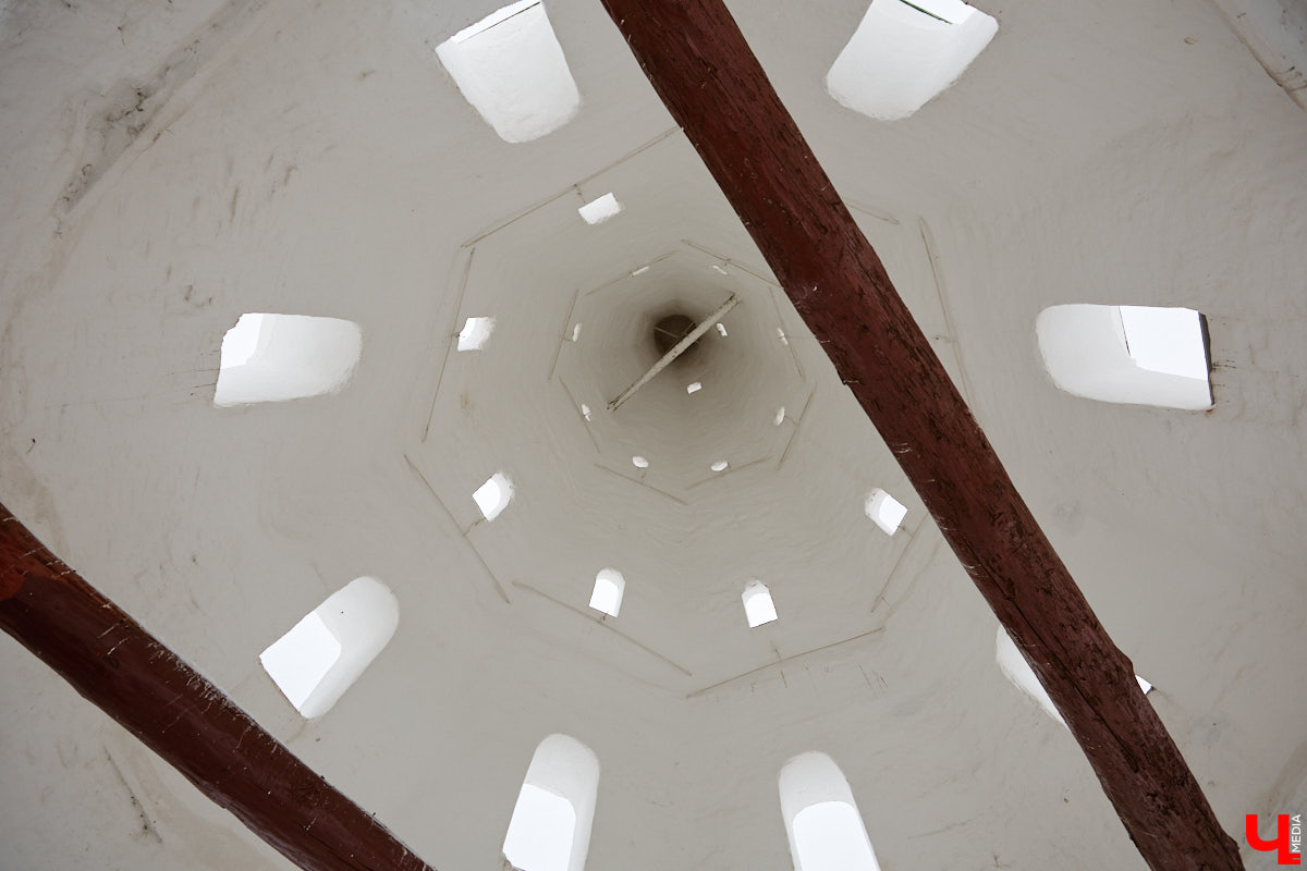 Вы обращали внимание на необычные часы с буквенным циферблатом на башне Суздальского кремля? Куранты, чья история насчитывает уже много столетий, расположены сразу на входе в музейный комплекс. Колокольню с шахтой для приводных гирь построили в середине XVII века, тогда же, судя по всему, установили и хранителя времени. Недавно «Ключ-Медиа» удалось подняться наверх в компании старшего научного сотрудника ВСМЗ и рассмотреть все детали.