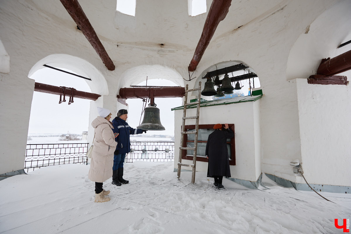 Вы обращали внимание на необычные часы с буквенным циферблатом на башне Суздальского кремля? Куранты, чья история насчитывает уже много столетий, расположены сразу на входе в музейный комплекс. Колокольню с шахтой для приводных гирь построили в середине XVII века, тогда же, судя по всему, установили и хранителя времени. Недавно «Ключ-Медиа» удалось подняться наверх в компании старшего научного сотрудника ВСМЗ и рассмотреть все детали.