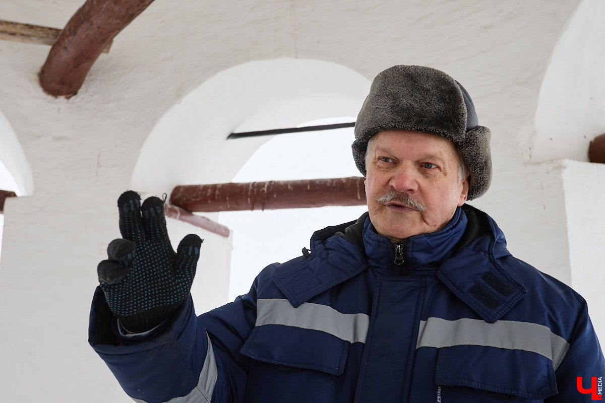 Вы обращали внимание на необычные часы с буквенным циферблатом на башне Суздальского кремля? Куранты, чья история насчитывает уже много столетий, расположены сразу на входе в музейный комплекс. Колокольню с шахтой для приводных гирь построили в середине XVII века, тогда же, судя по всему, установили и хранителя времени. Недавно «Ключ-Медиа» удалось подняться наверх в компании старшего научного сотрудника ВСМЗ и рассмотреть все детали.