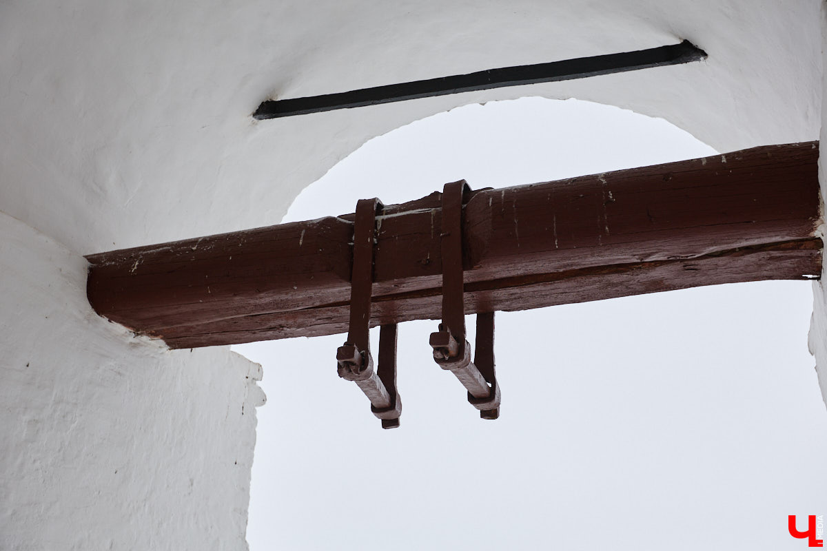 Вы обращали внимание на необычные часы с буквенным циферблатом на башне Суздальского кремля? Куранты, чья история насчитывает уже много столетий, расположены сразу на входе в музейный комплекс. Колокольню с шахтой для приводных гирь построили в середине XVII века, тогда же, судя по всему, установили и хранителя времени. Недавно «Ключ-Медиа» удалось подняться наверх в компании старшего научного сотрудника ВСМЗ и рассмотреть все детали.