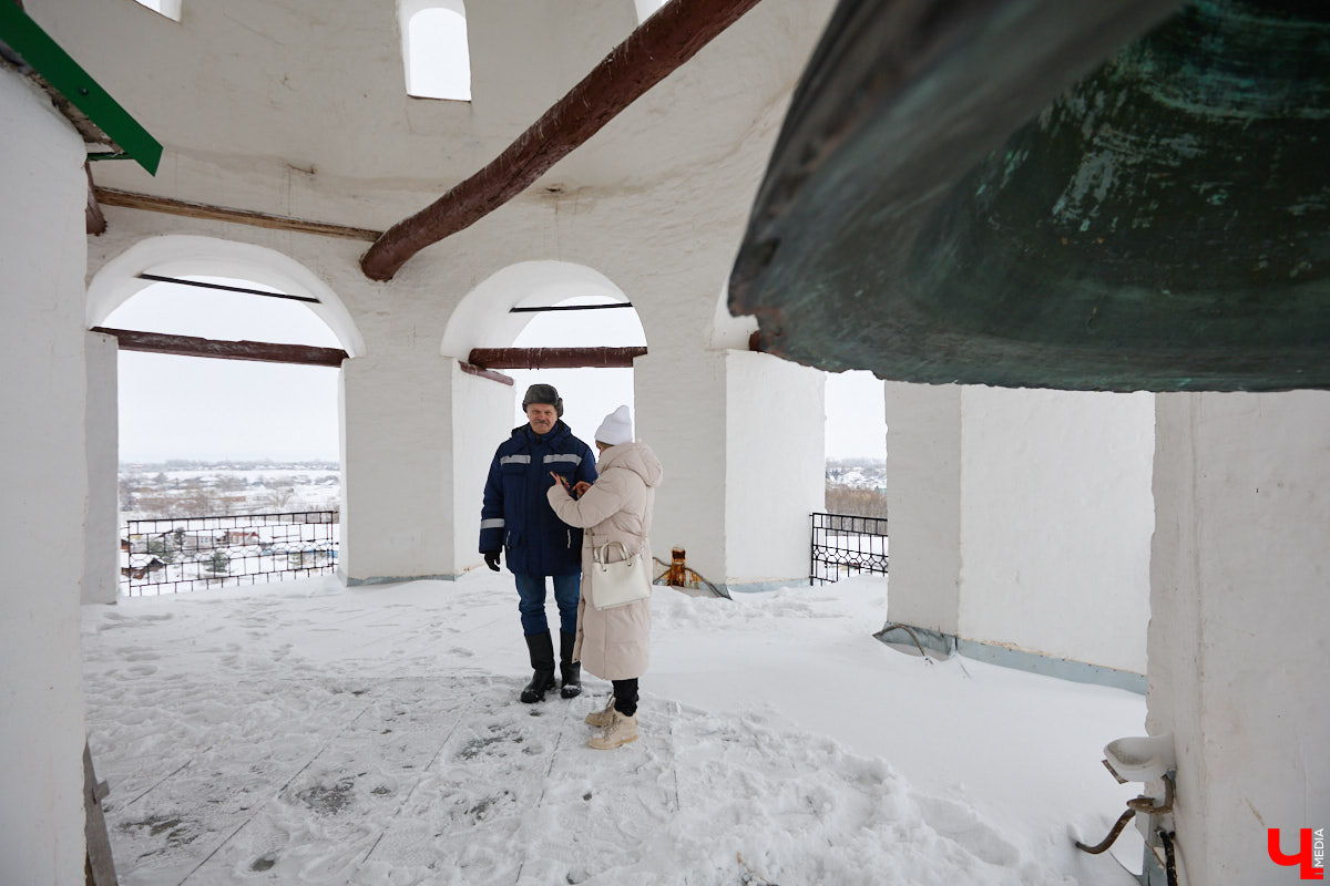 Вы обращали внимание на необычные часы с буквенным циферблатом на башне Суздальского кремля? Куранты, чья история насчитывает уже много столетий, расположены сразу на входе в музейный комплекс. Колокольню с шахтой для приводных гирь построили в середине XVII века, тогда же, судя по всему, установили и хранителя времени. Недавно «Ключ-Медиа» удалось подняться наверх в компании старшего научного сотрудника ВСМЗ и рассмотреть все детали.