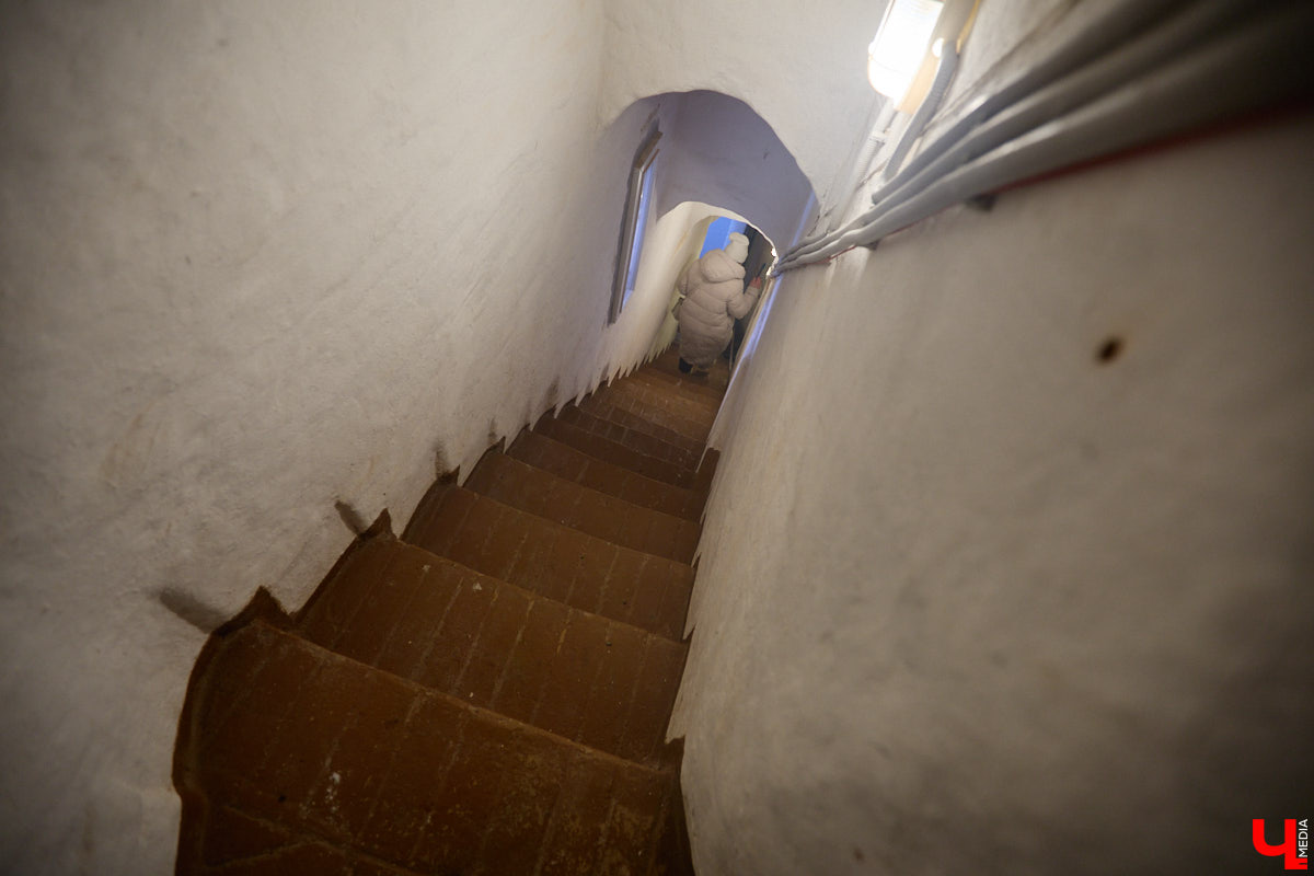 Вы обращали внимание на необычные часы с буквенным циферблатом на башне Суздальского кремля? Куранты, чья история насчитывает уже много столетий, расположены сразу на входе в музейный комплекс. Колокольню с шахтой для приводных гирь построили в середине XVII века, тогда же, судя по всему, установили и хранителя времени. Недавно «Ключ-Медиа» удалось подняться наверх в компании старшего научного сотрудника ВСМЗ и рассмотреть все детали.