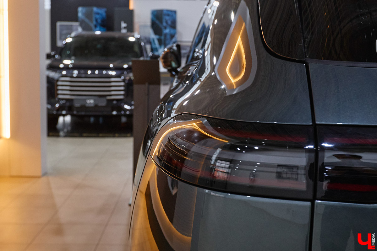 Зима во Владимире — это всегда лотерея. Либо ты утром грациозно выезжаешь с парковки, либо исполняешь ритуальные танцы со скребком и лопатой, пытаясь оживить замерзшее железо. Но пока одни ищут, у кого «прикурить», владельцы EXLANTIX ET уже допивают свой латте в салоне с температурой +25 °C. Разбираемся, как гибридный кроссовер от «АвтоТракта» научился игнорировать прогнозы синоптиков.