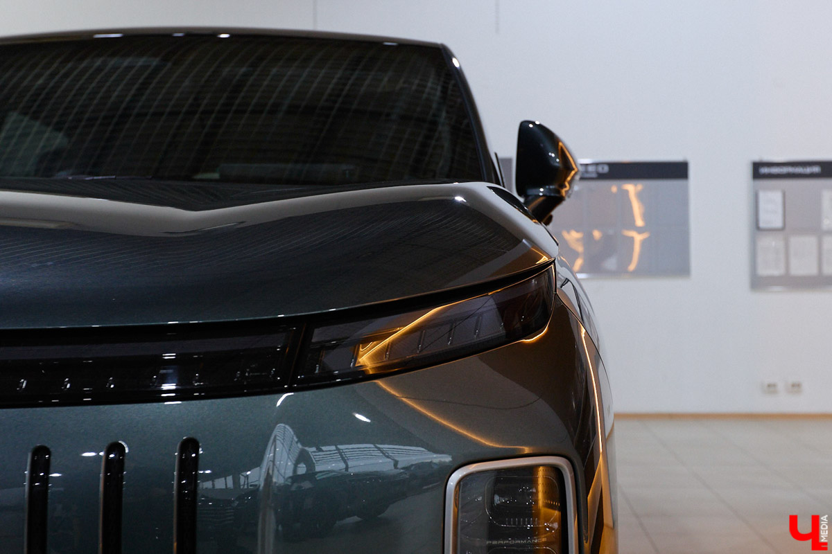 Зима во Владимире — это всегда лотерея. Либо ты утром грациозно выезжаешь с парковки, либо исполняешь ритуальные танцы со скребком и лопатой, пытаясь оживить замерзшее железо. Но пока одни ищут, у кого «прикурить», владельцы EXLANTIX ET уже допивают свой латте в салоне с температурой +25 °C. Разбираемся, как гибридный кроссовер от «АвтоТракта» научился игнорировать прогнозы синоптиков.