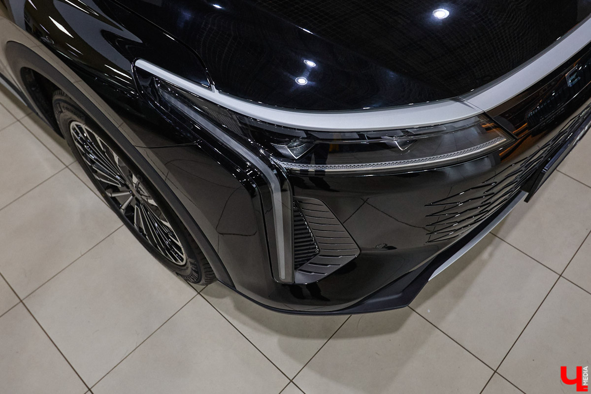 Зима во Владимире — это всегда лотерея. Либо ты утром грациозно выезжаешь с парковки, либо исполняешь ритуальные танцы со скребком и лопатой, пытаясь оживить замерзшее железо. Но пока одни ищут, у кого «прикурить», владельцы EXLANTIX ET уже допивают свой латте в салоне с температурой +25 °C. Разбираемся, как гибридный кроссовер от «АвтоТракта» научился игнорировать прогнозы синоптиков.