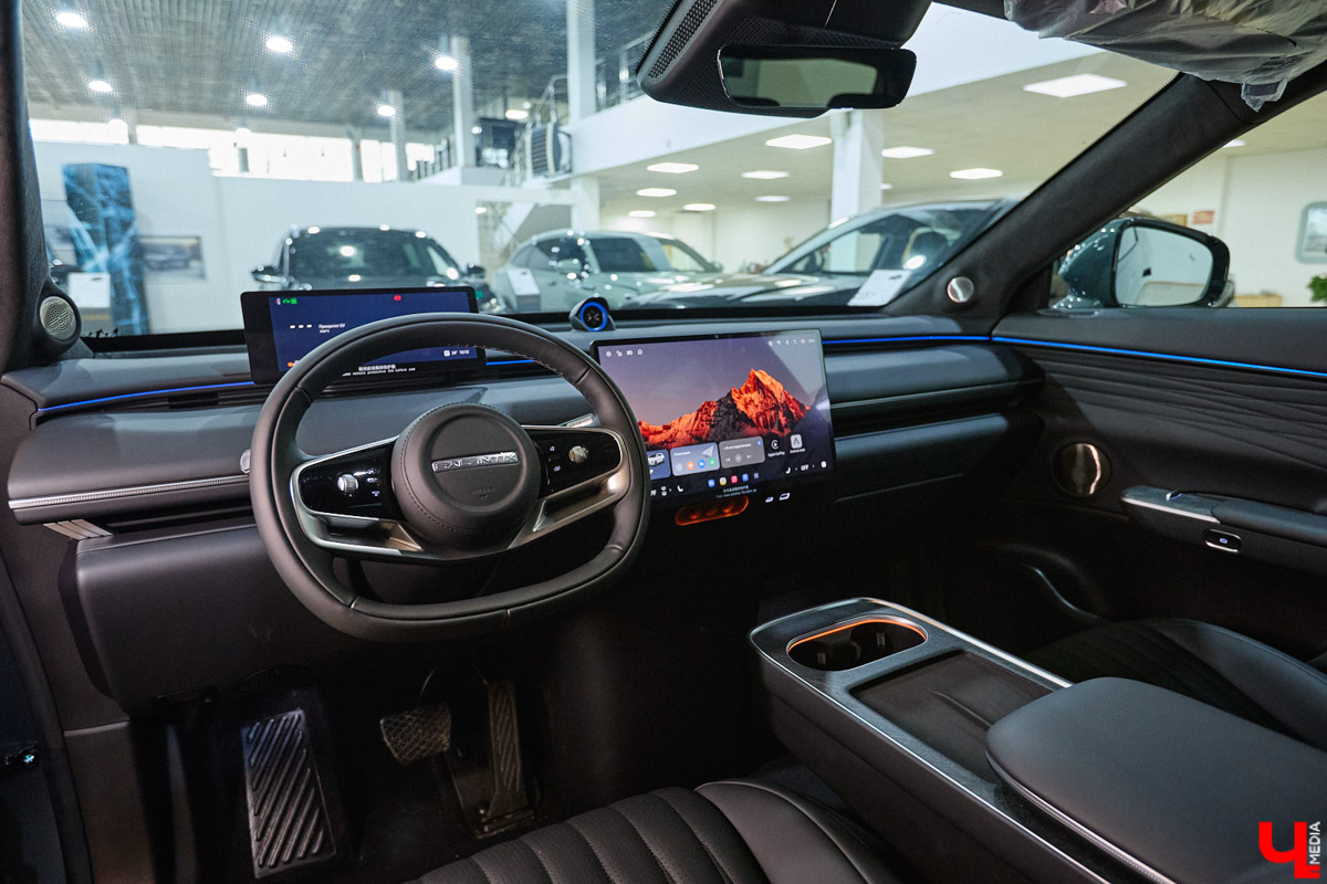 Зима во Владимире — это всегда лотерея. Либо ты утром грациозно выезжаешь с парковки, либо исполняешь ритуальные танцы со скребком и лопатой, пытаясь оживить замерзшее железо. Но пока одни ищут, у кого «прикурить», владельцы EXLANTIX ET уже допивают свой латте в салоне с температурой +25 °C. Разбираемся, как гибридный кроссовер от «АвтоТракта» научился игнорировать прогнозы синоптиков.