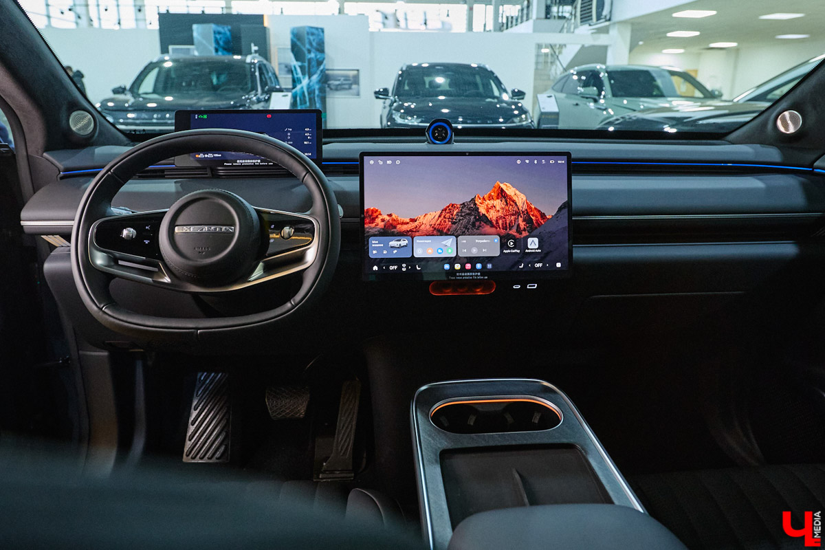 Зима во Владимире — это всегда лотерея. Либо ты утром грациозно выезжаешь с парковки, либо исполняешь ритуальные танцы со скребком и лопатой, пытаясь оживить замерзшее железо. Но пока одни ищут, у кого «прикурить», владельцы EXLANTIX ET уже допивают свой латте в салоне с температурой +25 °C. Разбираемся, как гибридный кроссовер от «АвтоТракта» научился игнорировать прогнозы синоптиков.