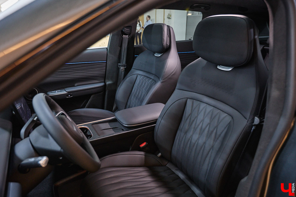 Зима во Владимире — это всегда лотерея. Либо ты утром грациозно выезжаешь с парковки, либо исполняешь ритуальные танцы со скребком и лопатой, пытаясь оживить замерзшее железо. Но пока одни ищут, у кого «прикурить», владельцы EXLANTIX ET уже допивают свой латте в салоне с температурой +25 °C. Разбираемся, как гибридный кроссовер от «АвтоТракта» научился игнорировать прогнозы синоптиков.