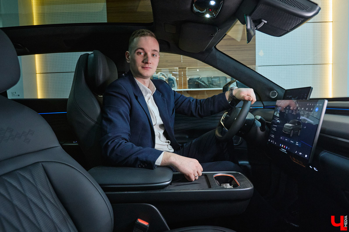 Зима во Владимире — это всегда лотерея. Либо ты утром грациозно выезжаешь с парковки, либо исполняешь ритуальные танцы со скребком и лопатой, пытаясь оживить замерзшее железо. Но пока одни ищут, у кого «прикурить», владельцы EXLANTIX ET уже допивают свой латте в салоне с температурой +25 °C. Разбираемся, как гибридный кроссовер от «АвтоТракта» научился игнорировать прогнозы синоптиков.