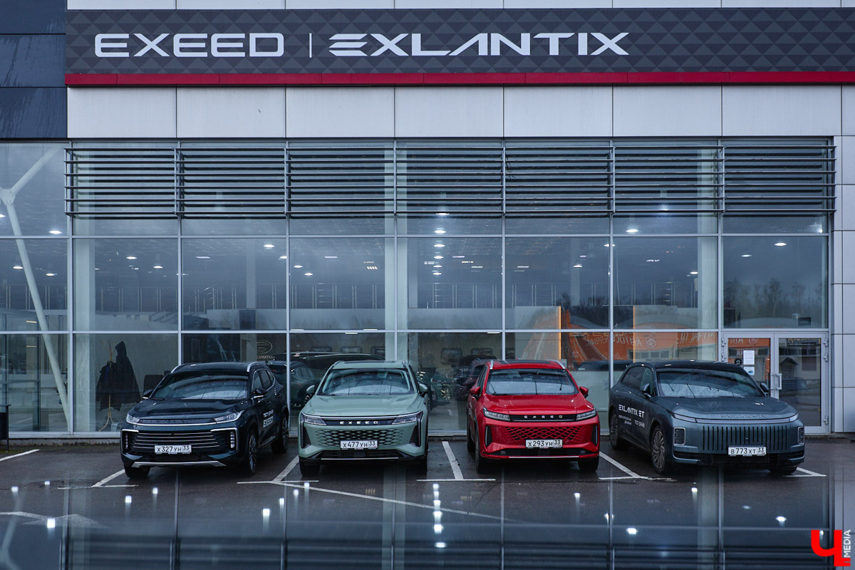 Зима во Владимире — это всегда лотерея. Либо ты утром грациозно выезжаешь с парковки, либо исполняешь ритуальные танцы со скребком и лопатой, пытаясь оживить замерзшее железо. Но пока одни ищут, у кого «прикурить», владельцы EXLANTIX ET уже допивают свой латте в салоне с температурой +25 °C. Разбираемся, как гибридный кроссовер от «АвтоТракта» научился игнорировать прогнозы синоптиков.