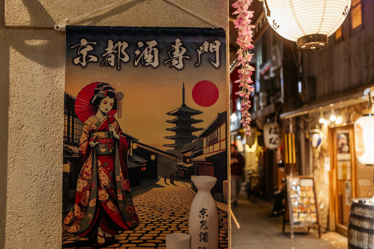 Япония — это страна, где визуальная гармония возведена в абсолют. Владимирский фотограф Владимир Никонов отправился в путешествие по «Золотому треугольнику» Японии в самый живописный период — сезон красных клёнов. О том, почему в Хаконе туман оказался ценнее вида на Фудзи, как японцы реагируют на уличную съемку и почему даже обычные канализационные люки могут стать объектом искусства, — в нашем интервью.