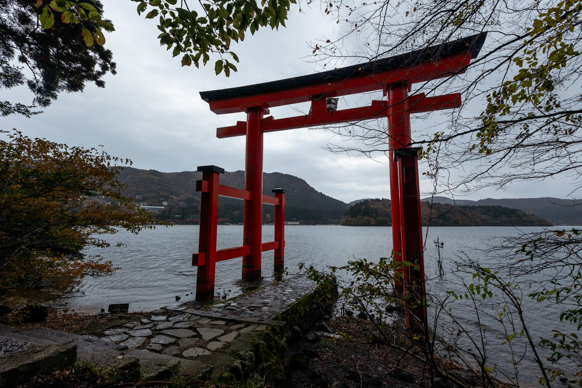 Япония — это страна, где визуальная гармония возведена в абсолют. Владимирский фотограф Владимир Никонов отправился в путешествие по «Золотому треугольнику» Японии в самый живописный период — сезон красных клёнов. О том, почему в Хаконе туман оказался ценнее вида на Фудзи, как японцы реагируют на уличную съемку и почему даже обычные канализационные люки могут стать объектом искусства, — в нашем интервью.
