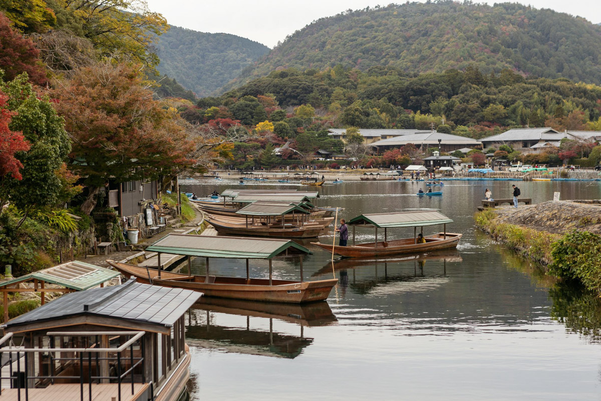 Япония — это страна, где визуальная гармония возведена в абсолют. Владимирский фотограф Владимир Никонов отправился в путешествие по «Золотому треугольнику» Японии в самый живописный период — сезон красных клёнов. О том, почему в Хаконе туман оказался ценнее вида на Фудзи, как японцы реагируют на уличную съемку и почему даже обычные канализационные люки могут стать объектом искусства, — в нашем интервью.