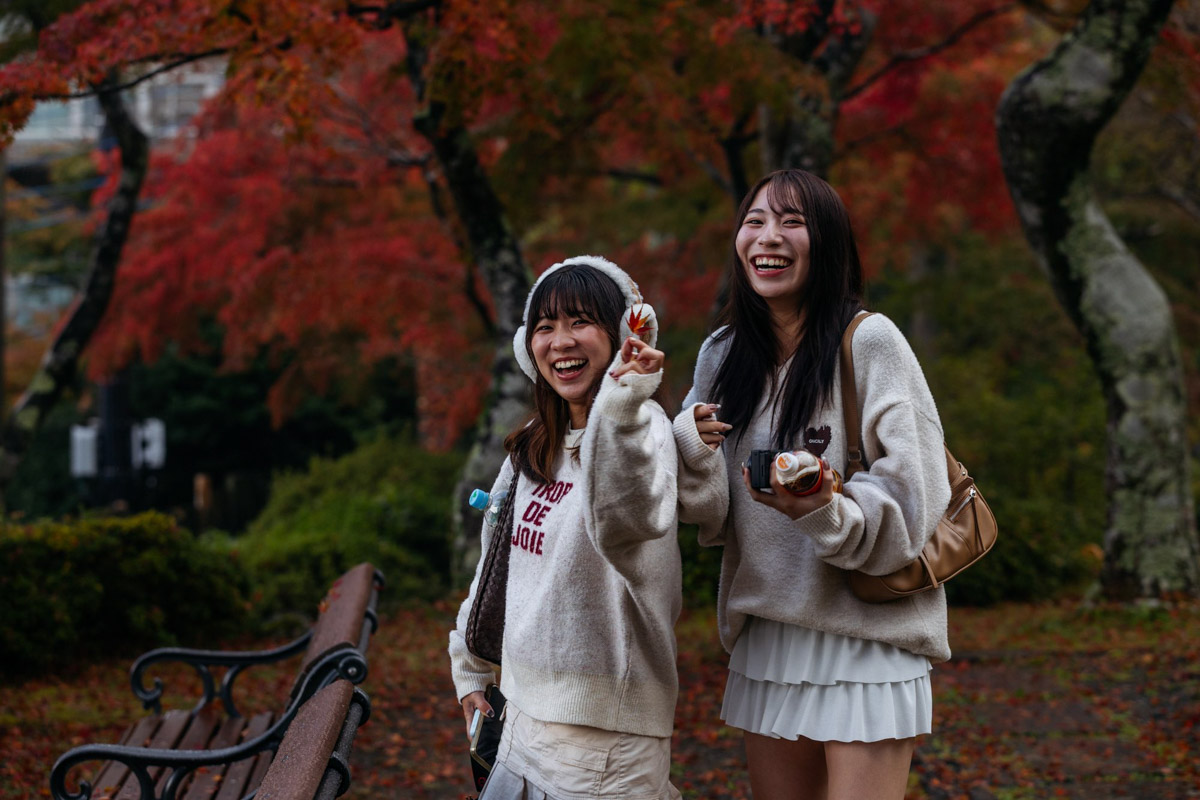 Япония — это страна, где визуальная гармония возведена в абсолют. Владимирский фотограф Владимир Никонов отправился в путешествие по «Золотому треугольнику» Японии в самый живописный период — сезон красных клёнов. О том, почему в Хаконе туман оказался ценнее вида на Фудзи, как японцы реагируют на уличную съемку и почему даже обычные канализационные люки могут стать объектом искусства, — в нашем интервью.