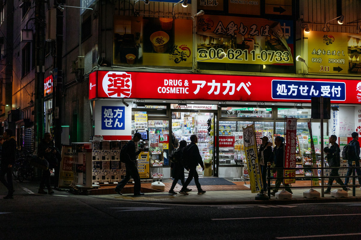 Япония — это страна, где визуальная гармония возведена в абсолют. Владимирский фотограф Владимир Никонов отправился в путешествие по «Золотому треугольнику» Японии в самый живописный период — сезон красных клёнов. О том, почему в Хаконе туман оказался ценнее вида на Фудзи, как японцы реагируют на уличную съемку и почему даже обычные канализационные люки могут стать объектом искусства, — в нашем интервью.
