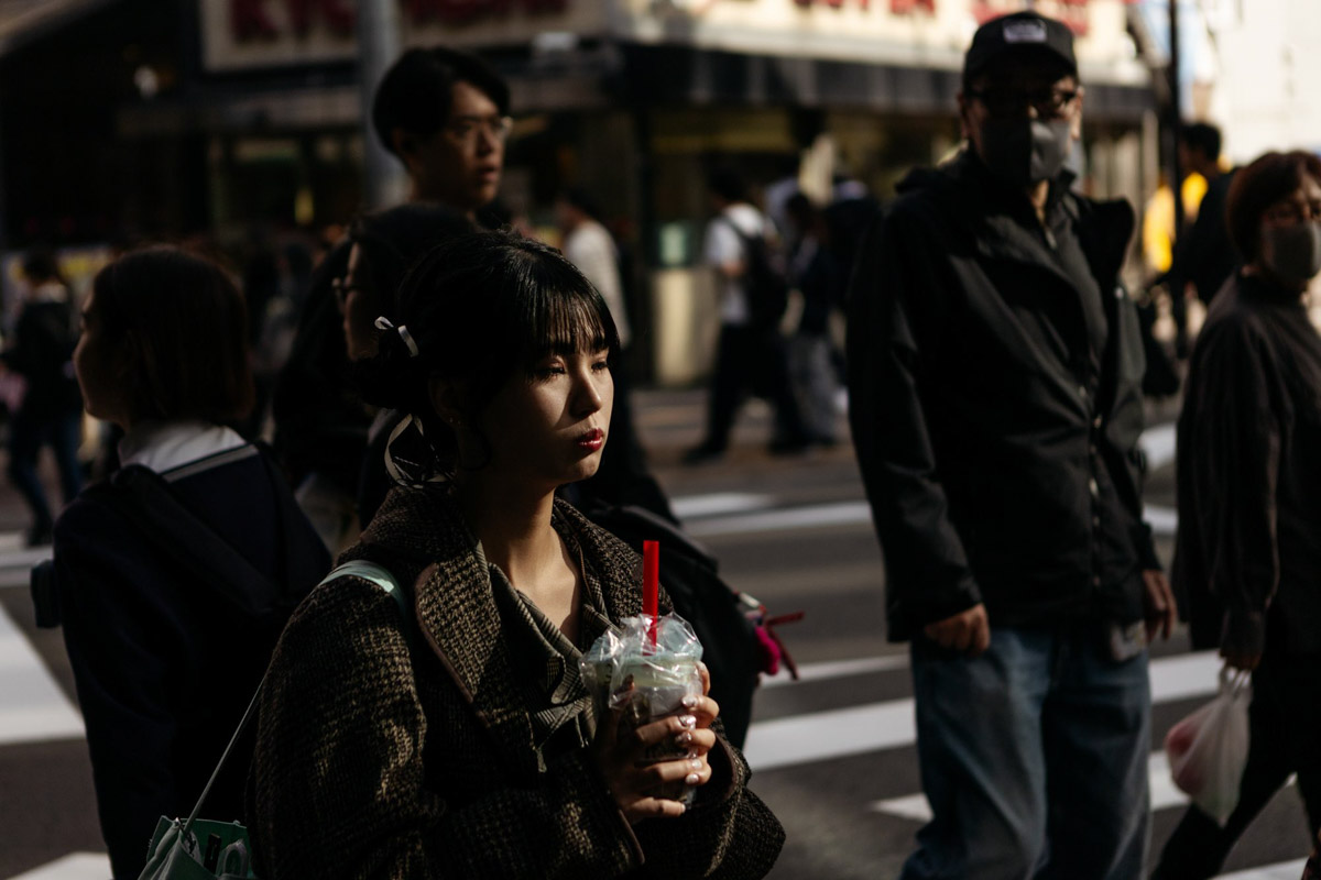 Япония — это страна, где визуальная гармония возведена в абсолют. Владимирский фотограф Владимир Никонов отправился в путешествие по «Золотому треугольнику» Японии в самый живописный период — сезон красных клёнов. О том, почему в Хаконе туман оказался ценнее вида на Фудзи, как японцы реагируют на уличную съемку и почему даже обычные канализационные люки могут стать объектом искусства, — в нашем интервью.