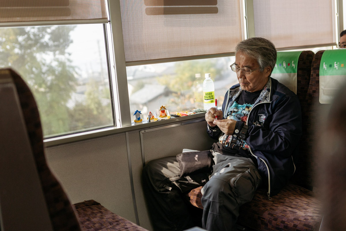 Япония — это страна, где визуальная гармония возведена в абсолют. Владимирский фотограф Владимир Никонов отправился в путешествие по «Золотому треугольнику» Японии в самый живописный период — сезон красных клёнов. О том, почему в Хаконе туман оказался ценнее вида на Фудзи, как японцы реагируют на уличную съемку и почему даже обычные канализационные люки могут стать объектом искусства, — в нашем интервью.