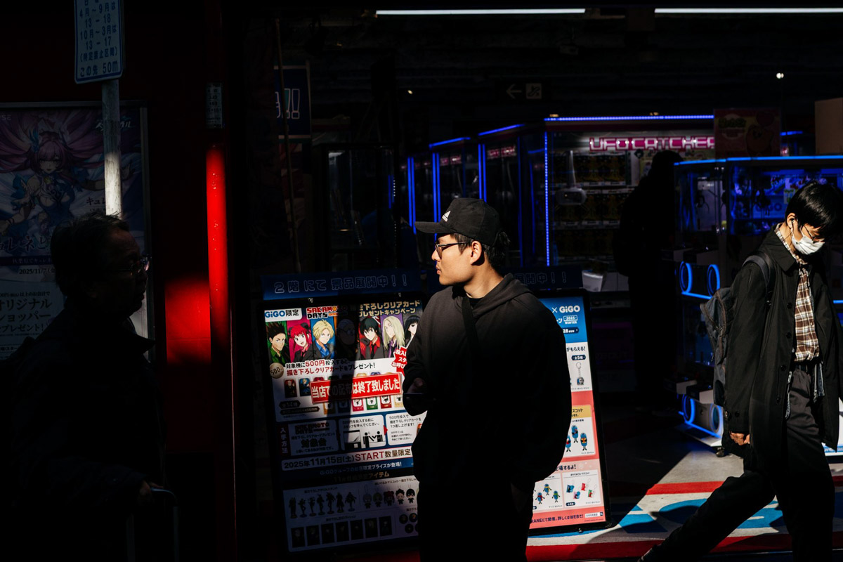 Япония — это страна, где визуальная гармония возведена в абсолют. Владимирский фотограф Владимир Никонов отправился в путешествие по «Золотому треугольнику» Японии в самый живописный период — сезон красных клёнов. О том, почему в Хаконе туман оказался ценнее вида на Фудзи, как японцы реагируют на уличную съемку и почему даже обычные канализационные люки могут стать объектом искусства, — в нашем интервью.