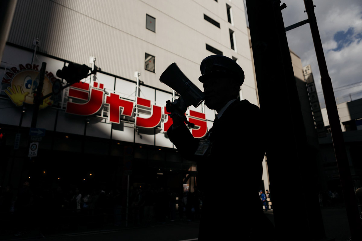 Япония — это страна, где визуальная гармония возведена в абсолют. Владимирский фотограф Владимир Никонов отправился в путешествие по «Золотому треугольнику» Японии в самый живописный период — сезон красных клёнов. О том, почему в Хаконе туман оказался ценнее вида на Фудзи, как японцы реагируют на уличную съемку и почему даже обычные канализационные люки могут стать объектом искусства, — в нашем интервью.