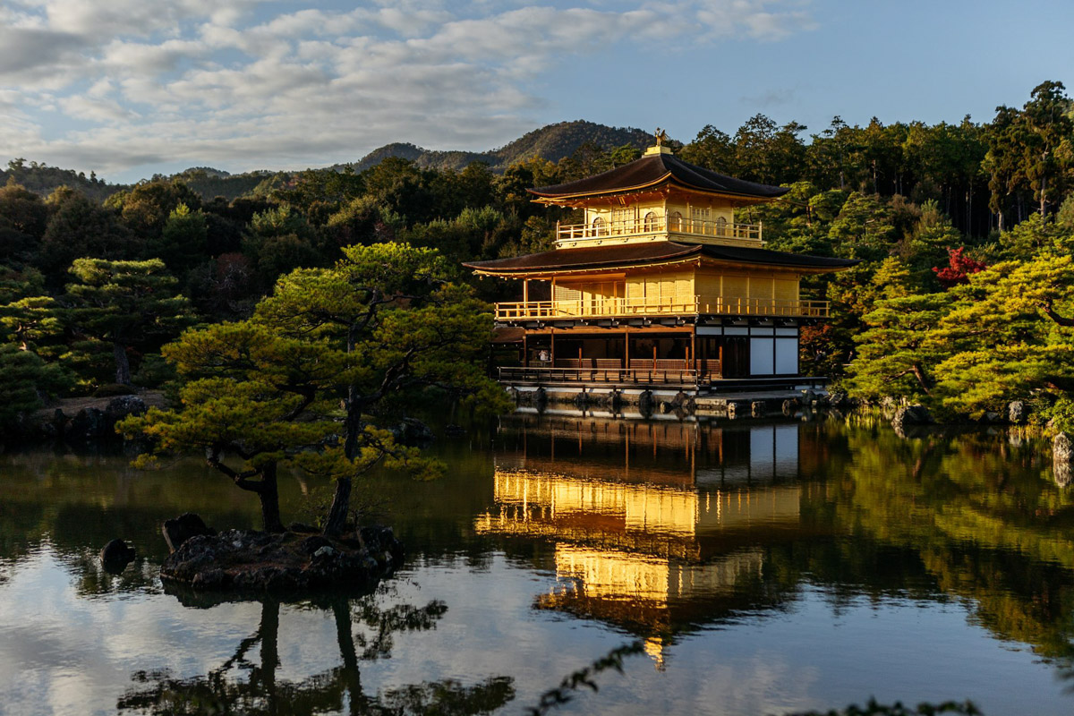 Япония — это страна, где визуальная гармония возведена в абсолют. Владимирский фотограф Владимир Никонов отправился в путешествие по «Золотому треугольнику» Японии в самый живописный период — сезон красных клёнов. О том, почему в Хаконе туман оказался ценнее вида на Фудзи, как японцы реагируют на уличную съемку и почему даже обычные канализационные люки могут стать объектом искусства, — в нашем интервью.