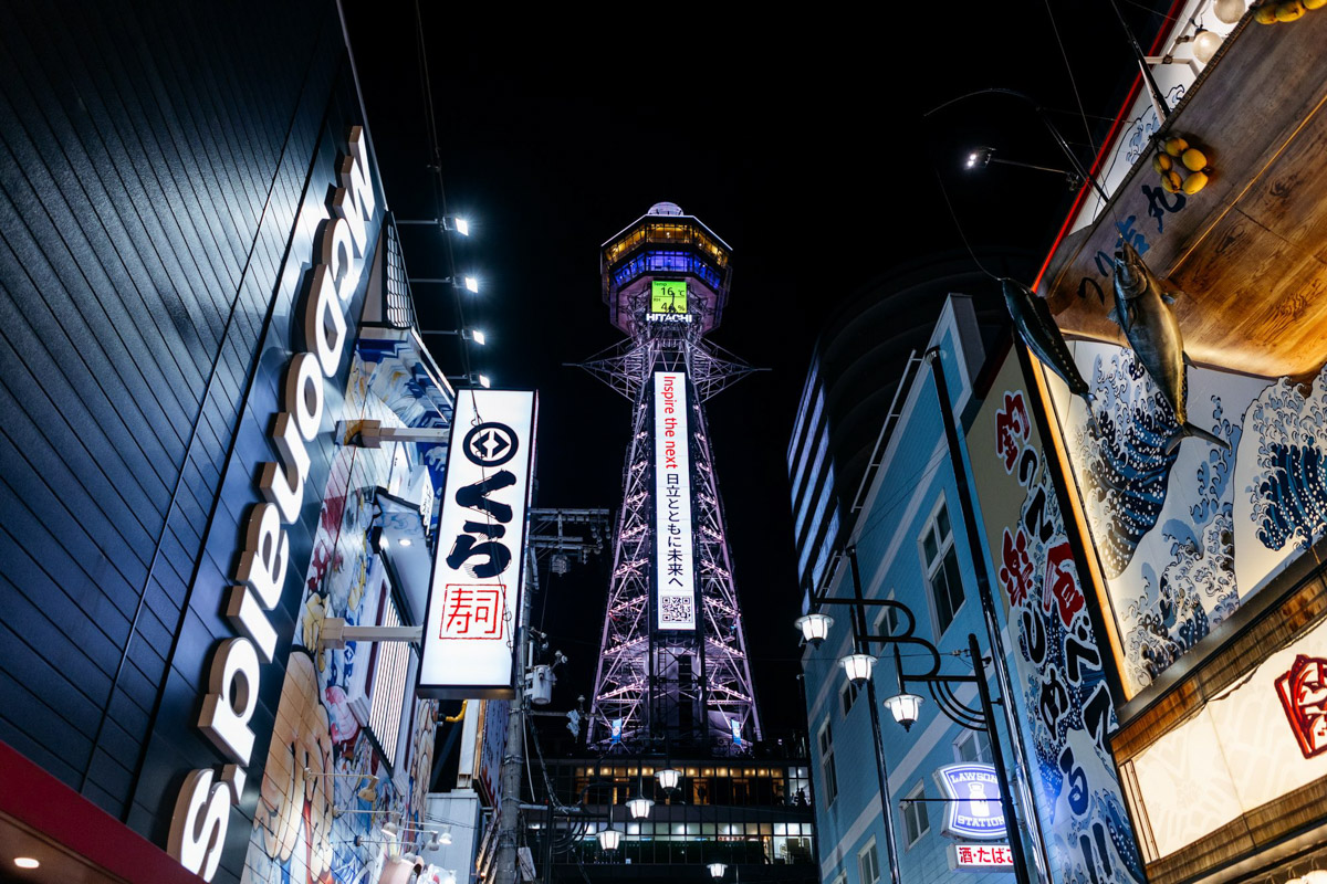 Япония — это страна, где визуальная гармония возведена в абсолют. Владимирский фотограф Владимир Никонов отправился в путешествие по «Золотому треугольнику» Японии в самый живописный период — сезон красных клёнов. О том, почему в Хаконе туман оказался ценнее вида на Фудзи, как японцы реагируют на уличную съемку и почему даже обычные канализационные люки могут стать объектом искусства, — в нашем интервью.