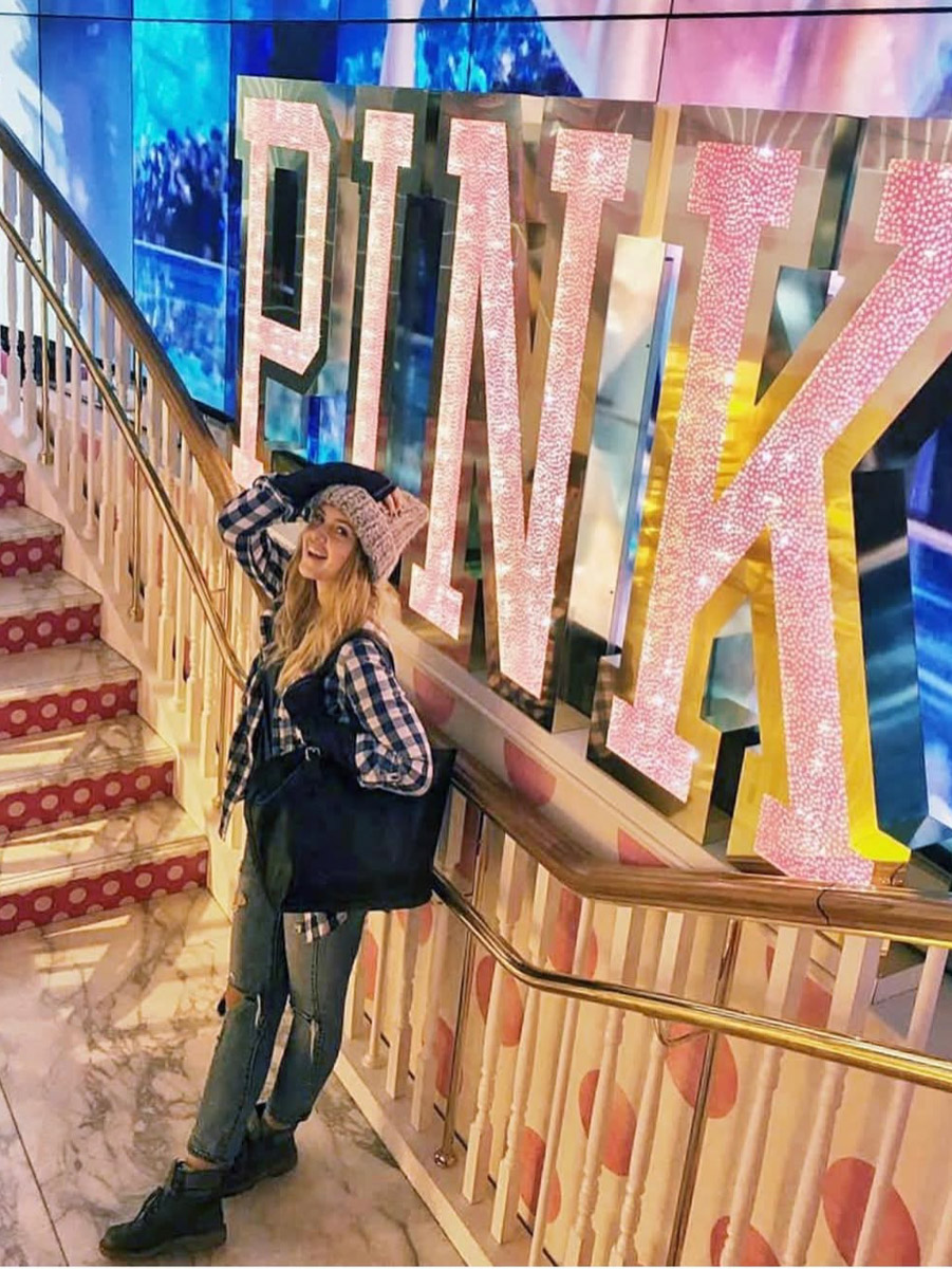 Ленты соцсетей заполнены забавными фотками с розовым фильтром. Если у вас есть почти такие же и проснулось желание показать их миру — поздравляем, вы в тренде! Интернет буквально сходит с ума от нового челленджа под названием «2026-й — это новый 2016-й». Владимирские блогеры и другие заметные личности не остались в стороне и также открыли свои архивы. Посмотрим, что из этого получилось!