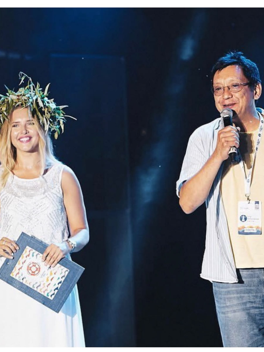 Ленты соцсетей заполнены забавными фотками с розовым фильтром. Если у вас есть почти такие же и проснулось желание показать их миру — поздравляем, вы в тренде! Интернет буквально сходит с ума от нового челленджа под названием «2026-й — это новый 2016-й». Владимирские блогеры и другие заметные личности не остались в стороне и также открыли свои архивы. Посмотрим, что из этого получилось!