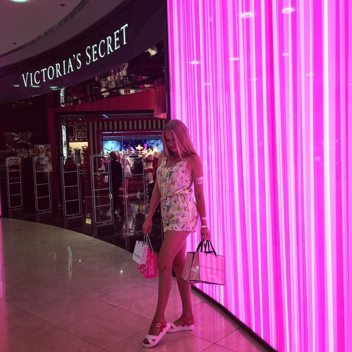 Ленты соцсетей заполнены забавными фотками с розовым фильтром. Если у вас есть почти такие же и проснулось желание показать их миру — поздравляем, вы в тренде! Интернет буквально сходит с ума от нового челленджа под названием «2026-й — это новый 2016-й». Владимирские блогеры и другие заметные личности не остались в стороне и также открыли свои архивы. Посмотрим, что из этого получилось!