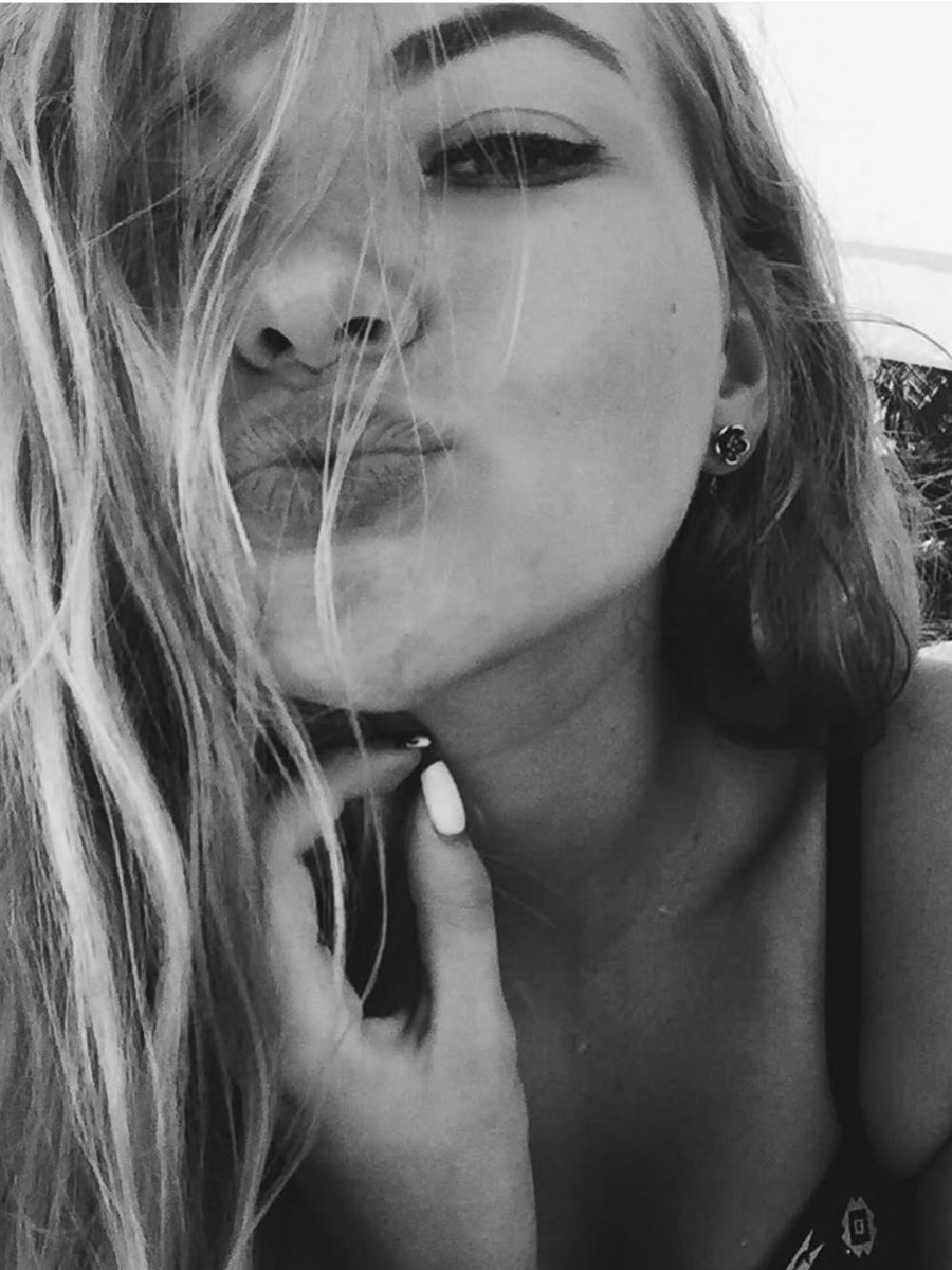 Ленты соцсетей заполнены забавными фотками с розовым фильтром. Если у вас есть почти такие же и проснулось желание показать их миру — поздравляем, вы в тренде! Интернет буквально сходит с ума от нового челленджа под названием «2026-й — это новый 2016-й». Владимирские блогеры и другие заметные личности не остались в стороне и также открыли свои архивы. Посмотрим, что из этого получилось!