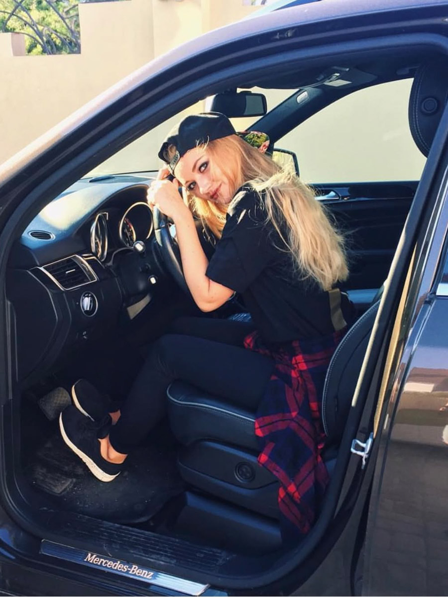 Ленты соцсетей заполнены забавными фотками с розовым фильтром. Если у вас есть почти такие же и проснулось желание показать их миру — поздравляем, вы в тренде! Интернет буквально сходит с ума от нового челленджа под названием «2026-й — это новый 2016-й». Владимирские блогеры и другие заметные личности не остались в стороне и также открыли свои архивы. Посмотрим, что из этого получилось!