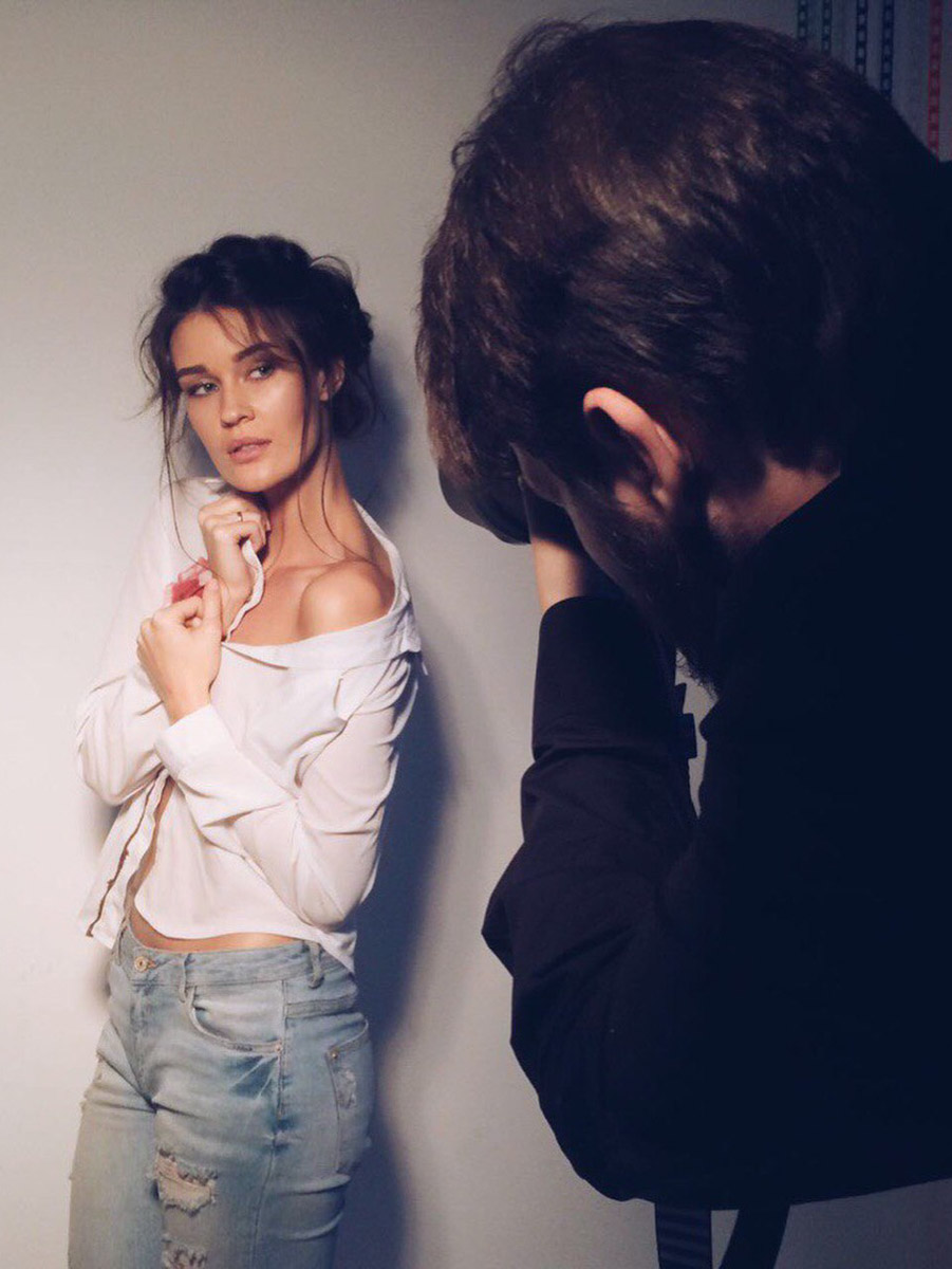 Ленты соцсетей заполнены забавными фотками с розовым фильтром. Если у вас есть почти такие же и проснулось желание показать их миру — поздравляем, вы в тренде! Интернет буквально сходит с ума от нового челленджа под названием «2026-й — это новый 2016-й». Владимирские блогеры и другие заметные личности не остались в стороне и также открыли свои архивы. Посмотрим, что из этого получилось!