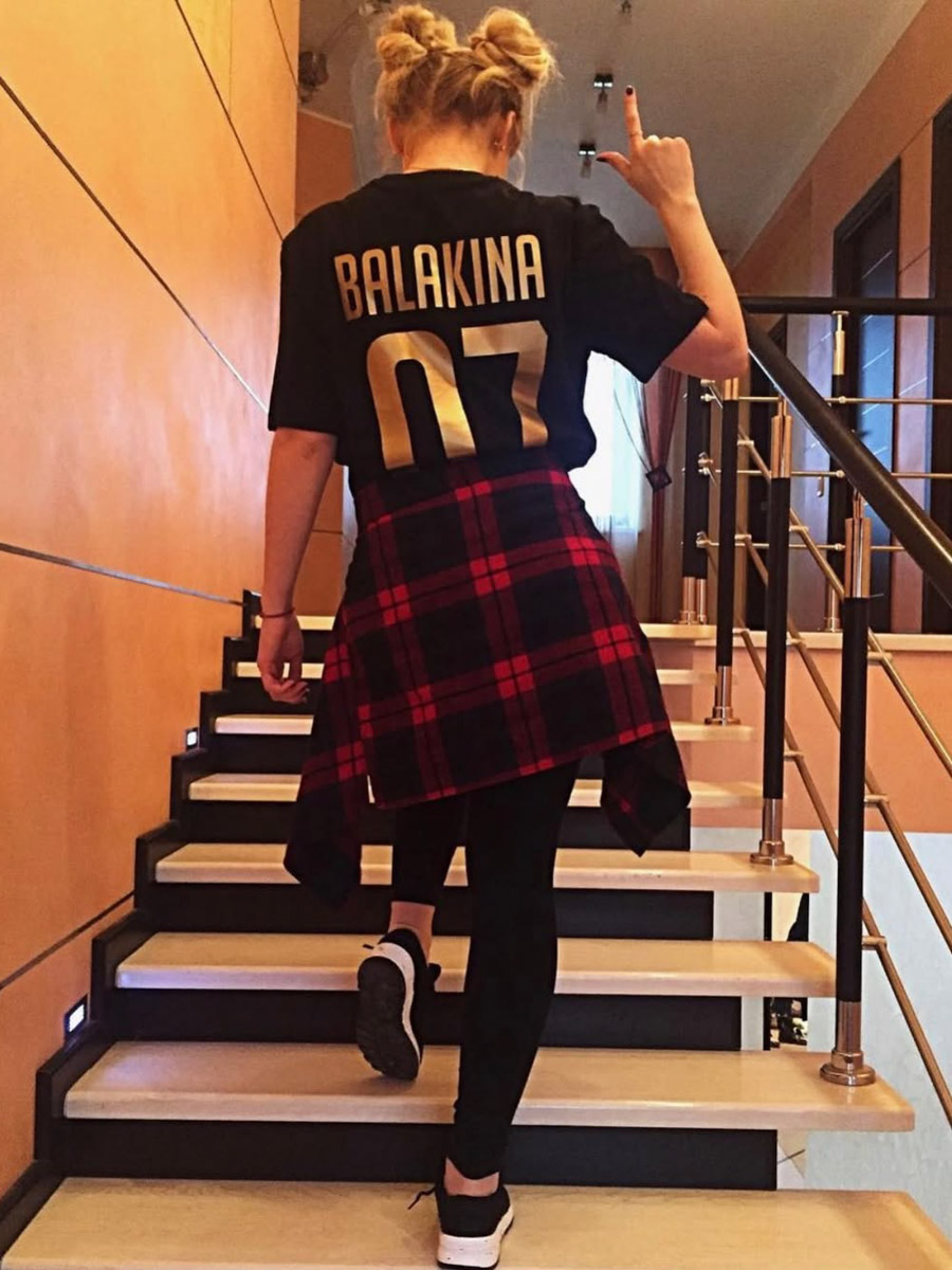 Ленты соцсетей заполнены забавными фотками с розовым фильтром. Если у вас есть почти такие же и проснулось желание показать их миру — поздравляем, вы в тренде! Интернет буквально сходит с ума от нового челленджа под названием «2026-й — это новый 2016-й». Владимирские блогеры и другие заметные личности не остались в стороне и также открыли свои архивы. Посмотрим, что из этого получилось!