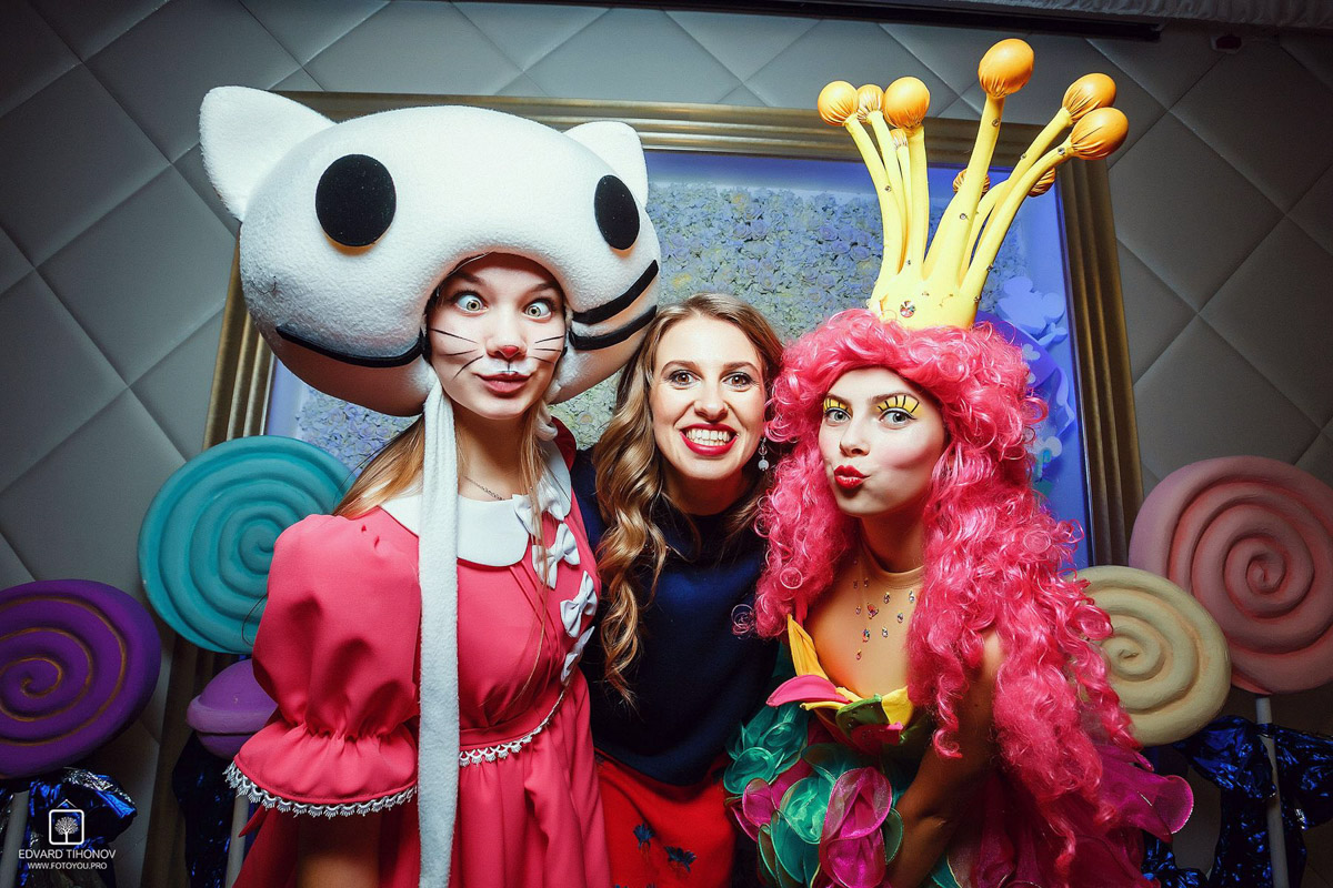 Ленты соцсетей заполнены забавными фотками с розовым фильтром. Если у вас есть почти такие же и проснулось желание показать их миру — поздравляем, вы в тренде! Интернет буквально сходит с ума от нового челленджа под названием «2026-й — это новый 2016-й». Владимирские блогеры и другие заметные личности не остались в стороне и также открыли свои архивы. Посмотрим, что из этого получилось!