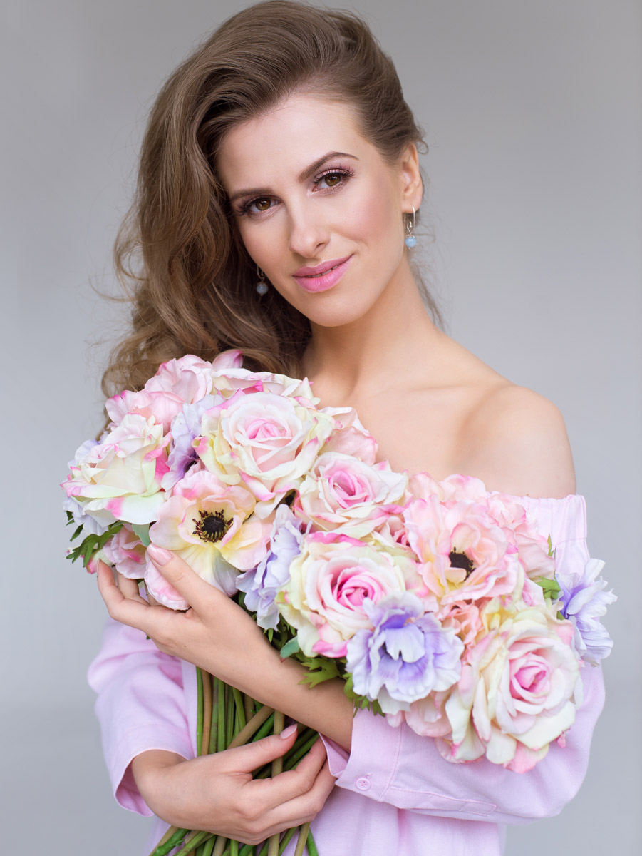 Ленты соцсетей заполнены забавными фотками с розовым фильтром. Если у вас есть почти такие же и проснулось желание показать их миру — поздравляем, вы в тренде! Интернет буквально сходит с ума от нового челленджа под названием «2026-й — это новый 2016-й». Владимирские блогеры и другие заметные личности не остались в стороне и также открыли свои архивы. Посмотрим, что из этого получилось!